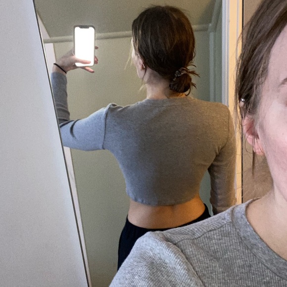 Aritzia Cropped Grey Long Sleeve Ribbed Top - Picture 4 of 4